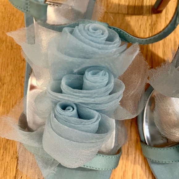 Badgley Mischka Women's Blue Sandals with Floral Rosettes Size 6 - Picture 3 of 5